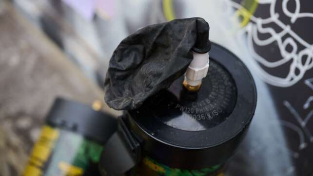 Polizei stellt 1,7 Tonnen Lachgas sicher