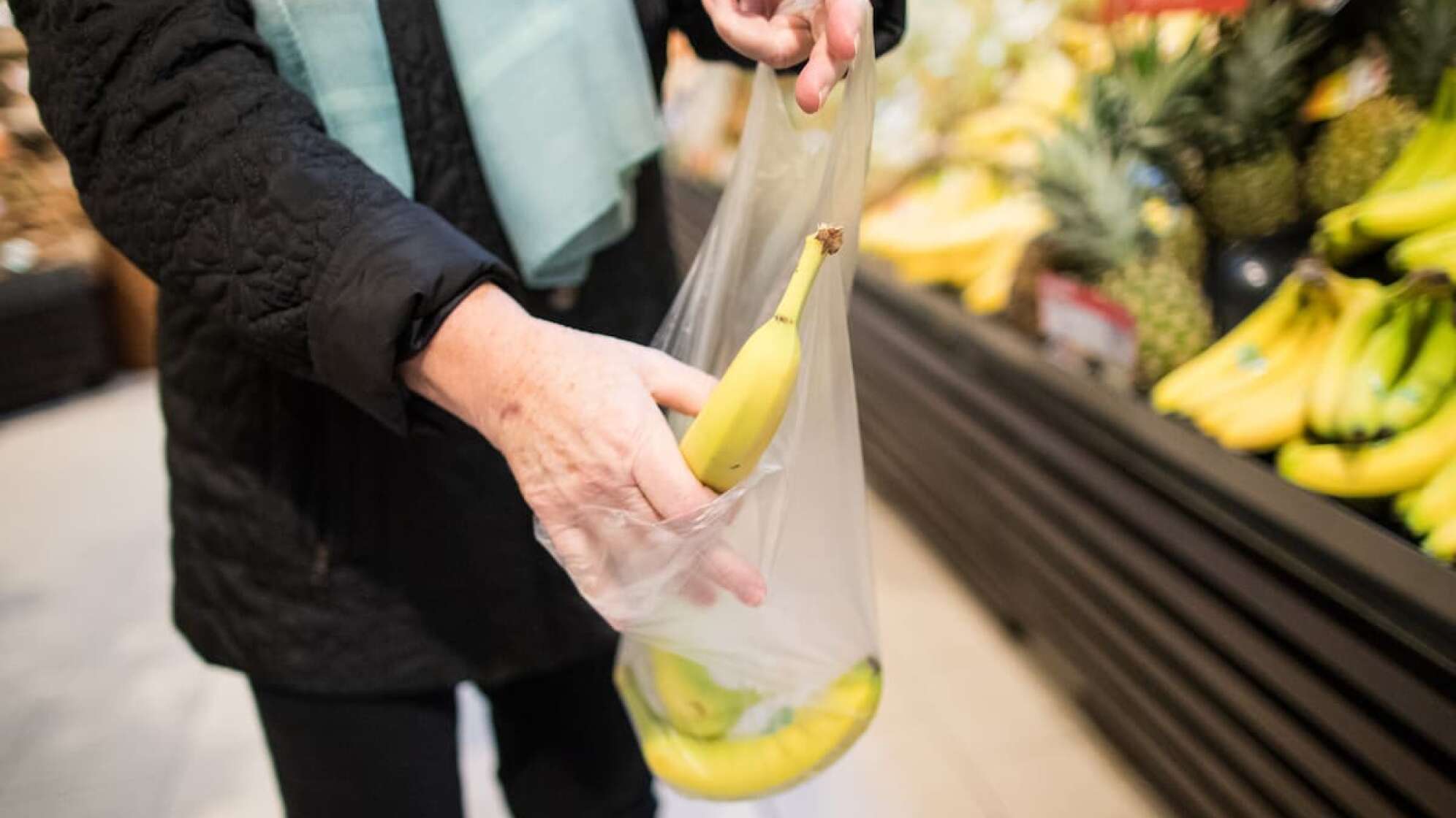 Bananen werden in Plastiktüte
