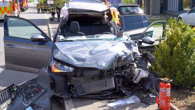 Auto kracht in Lkw - Zweijährige lebensgefährlich verletzt
