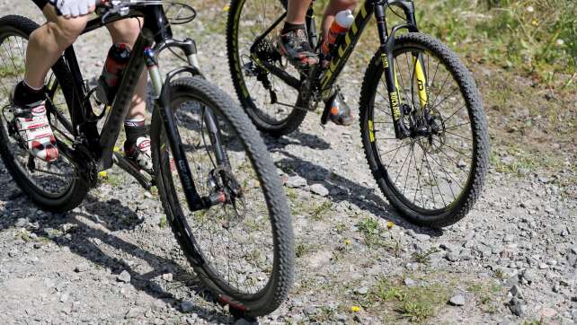 Mountainbiker nach Sprung schwer verletzt