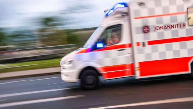 Lkw-Fahrer betritt die Fahrbahn und wird von Auto erfasst