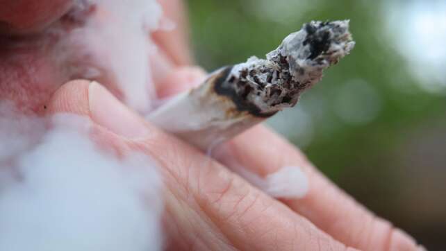 Bekifft zur Polizei gefahren und vor Polizei Joint geraucht