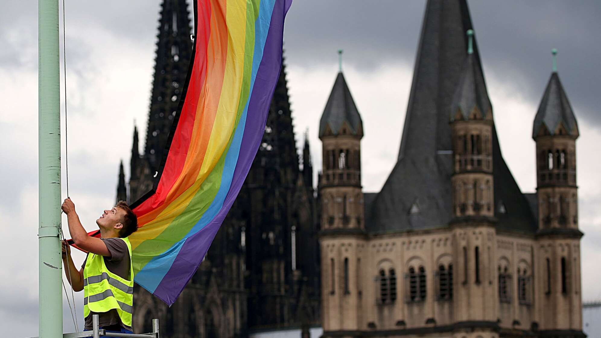 Regenbogenfahne vor Kölner Kirchen