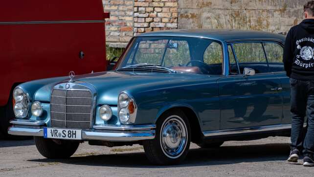 Oldtimer-Parade vor Schloss Maxlrain: Klassiker zu bewundern