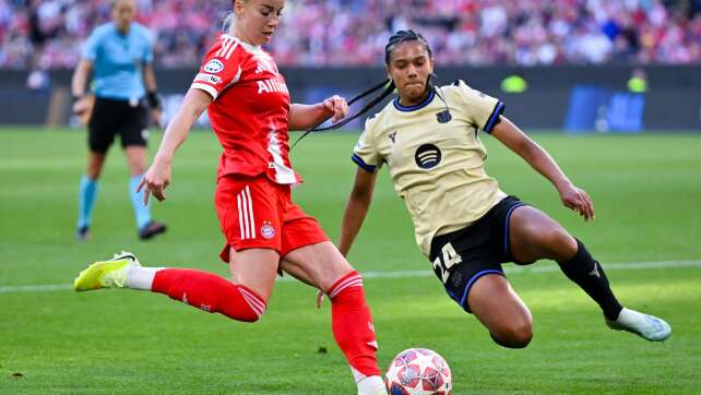 1:1 gegen Barça - Bayern-Torschützin Kett sieht Rote Karte