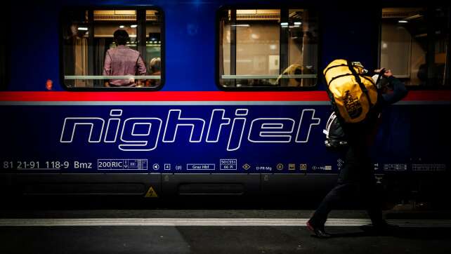 Mit Kopfhörern über Gleise: Nachtzug touchiert 16-Jährigen