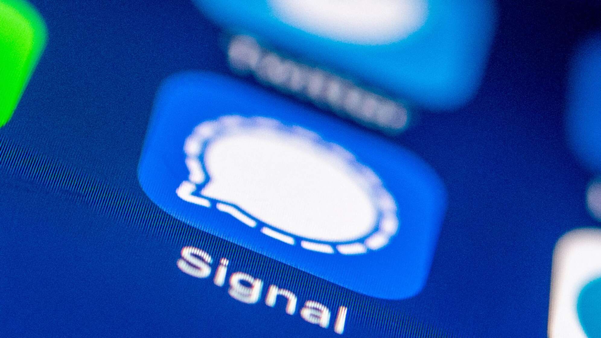 Das Logo des Messenger Dienstes Signal auf einem Smartphone