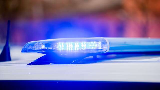 Motorradfahrer landet kopfüber in Heckscheibe von Auto