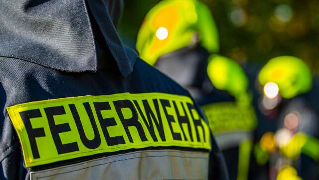 Brand in Mehrfamilienhaus greift auf Nachbarhaus über