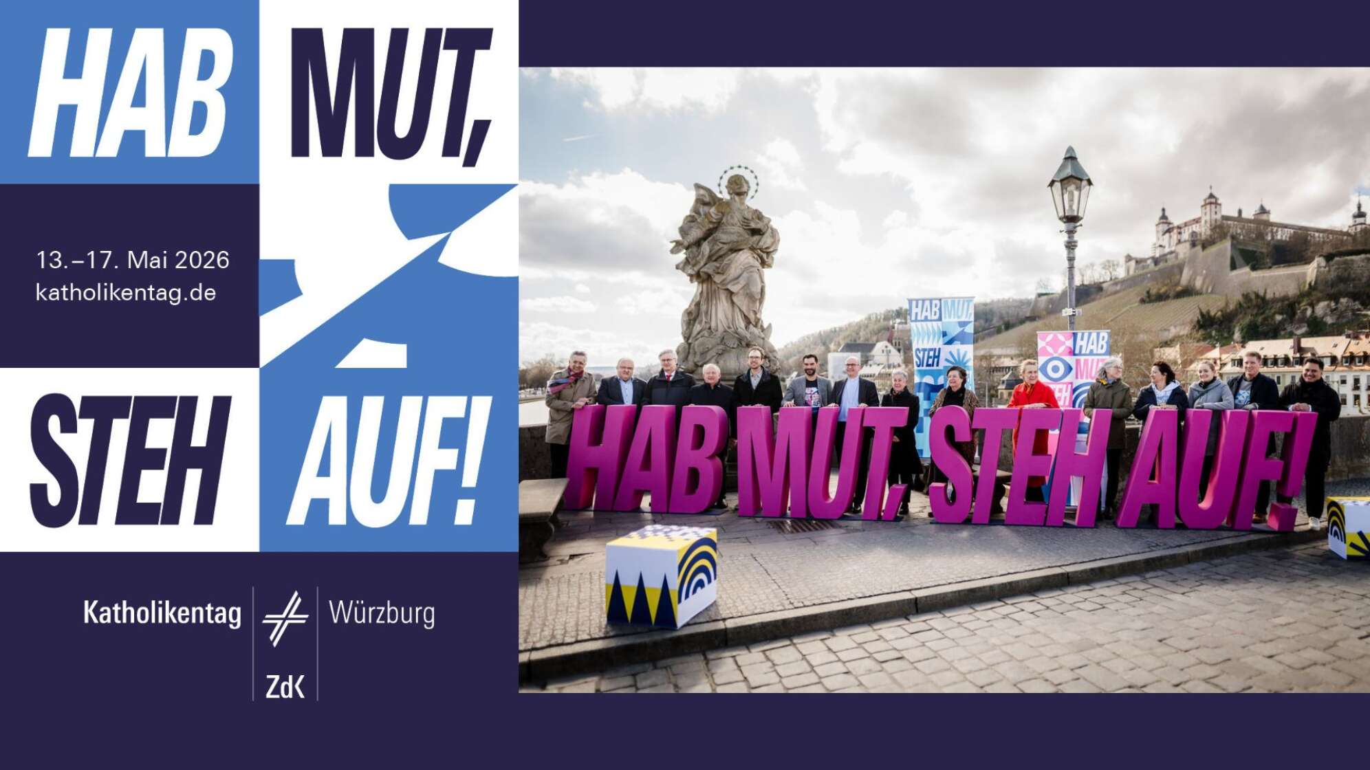 Werbemotiv für den Katholikentag 2026 in Würzburg: Links im Bild steht in großen Buchstaben der Slogan ‚HAB MUT, STEH AUF!‘ sowie das Datum 13.–17. Mai 2026 und die Website katholikentag.de. Rechts steht eine Gruppe von Menschen hinter großen, pinken Buchstaben mit dem gleichen Slogan auf der Alten Mainbrücke in Würzburg. Im Hintergrund sind die Festung Marienberg, eine barocke Statue und die Stadt Würzburg in Bayern zu sehen. Veranstaltung für gesellschaftliches Engagement, Kirche und Zivilcourage in Unterfranken.