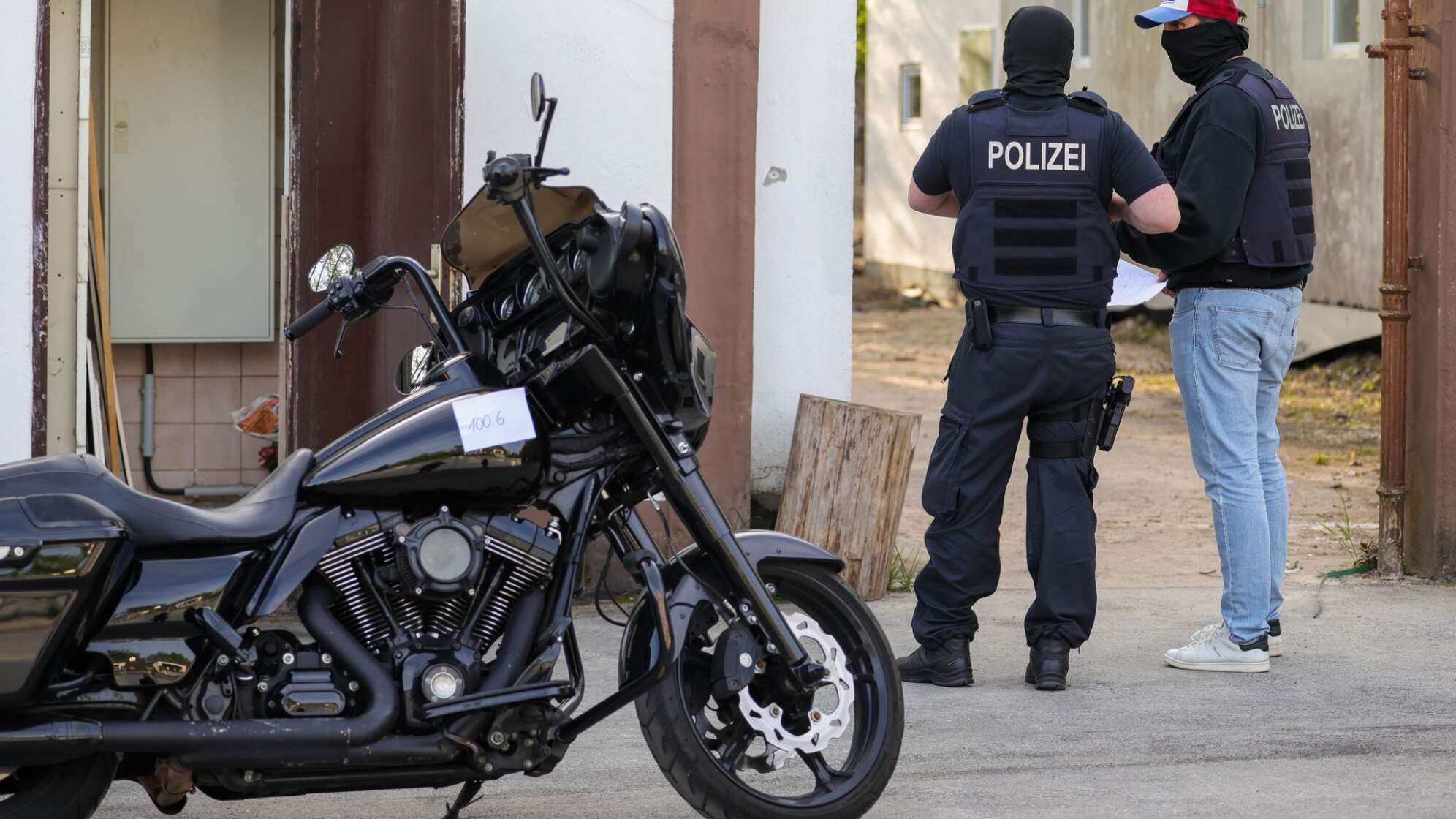 1.200 Polizisten bei Razzia gegen "Hells Angels" im Einsatz