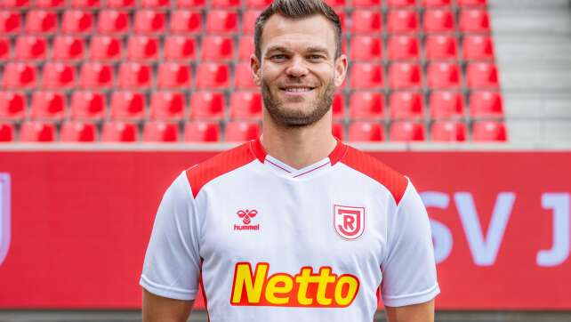 Rekordspieler Saller bleibt ein weiteres Jahr in Regensburg