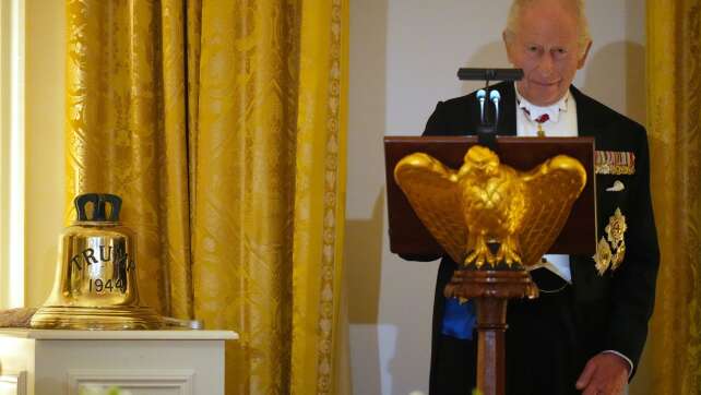 König Charles schenkt Trump U-Boot-Glocke mit dessen Namen