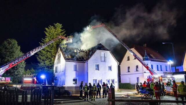 Feuerwehr birgt Toten bei Brand aus Wohnung