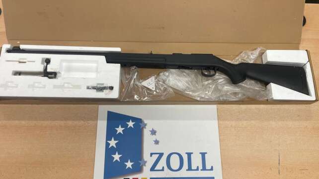 Zwischen Handtüchern: Zoll findet Gewehr in Kofferraum