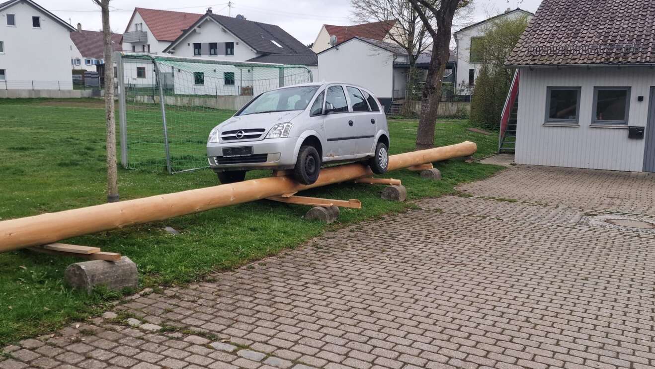 Maibaum mit Wegfahrsperre