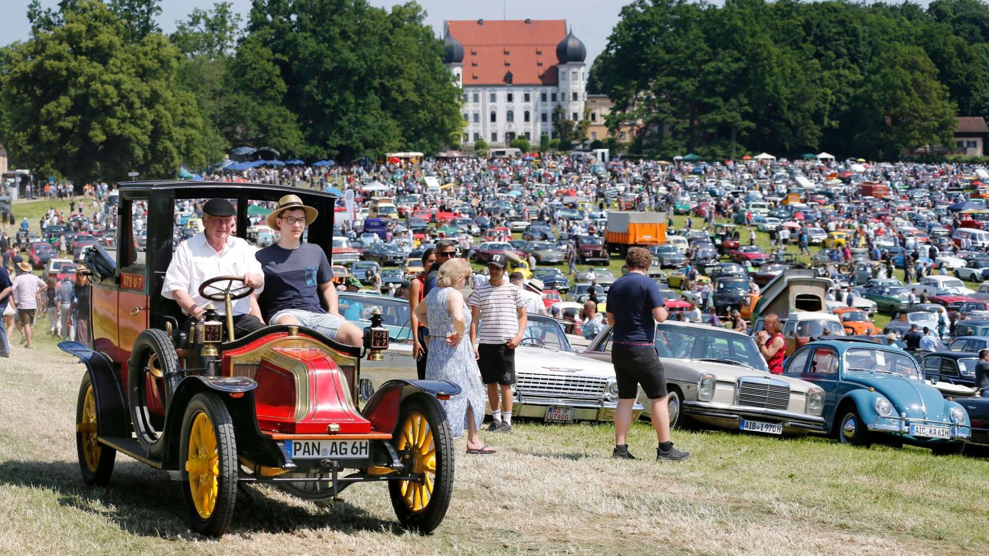 Oldtimer-Parade vor Schloss Maxlrain