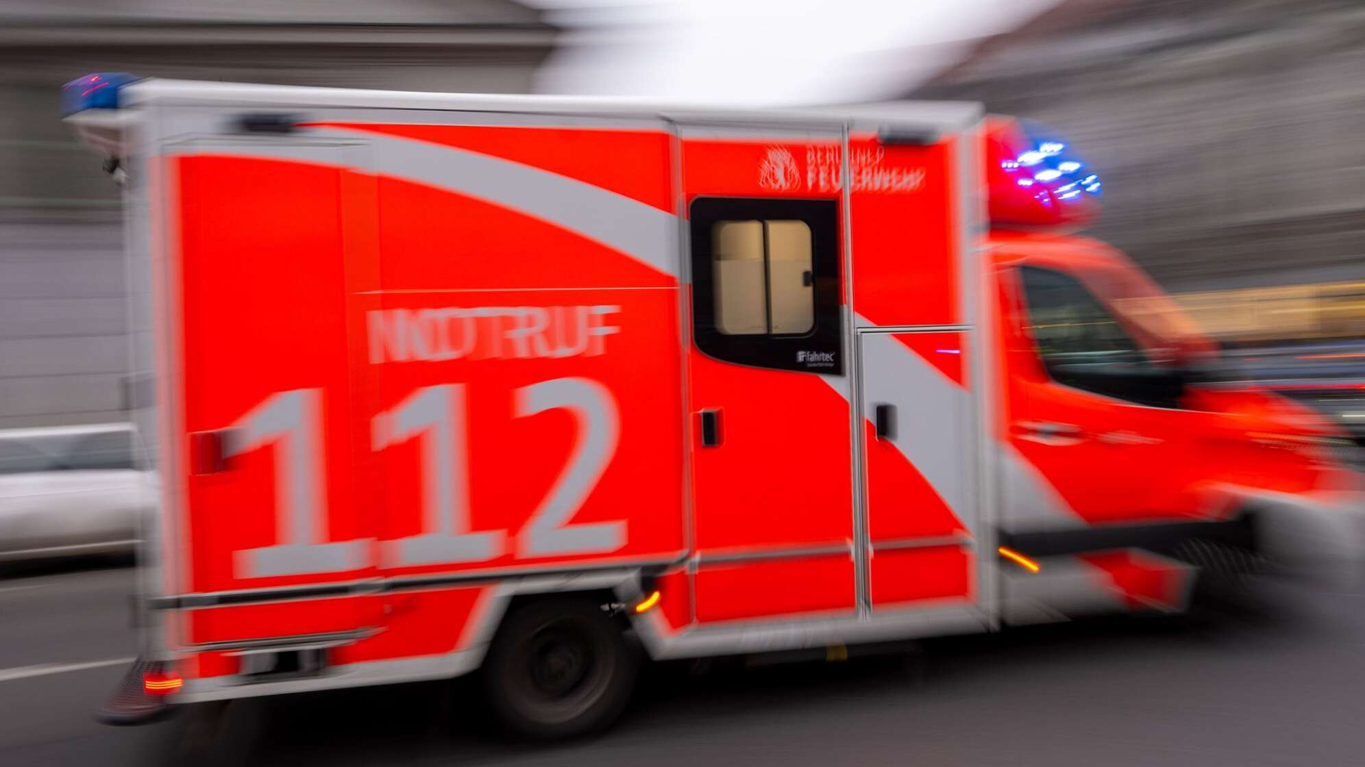 Mann bei Holztransport schwer verletzt