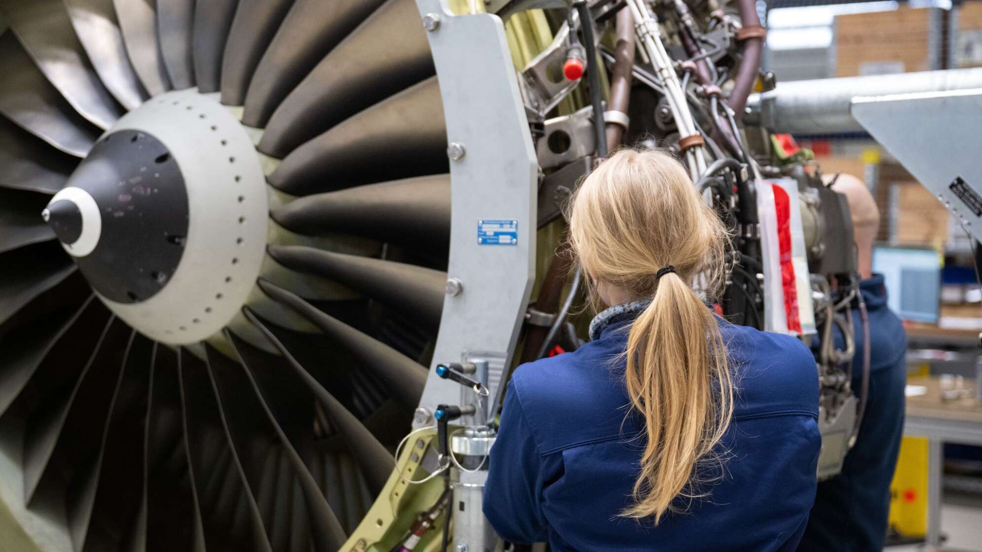 Frau in der Industrieproduktion