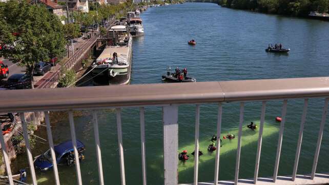 Bus stürzt bei Paris in Seine – Fahrschülerin am Steuer