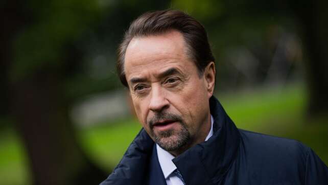 Liefers erkennt: In jeder Sekunde mit allem verbunden