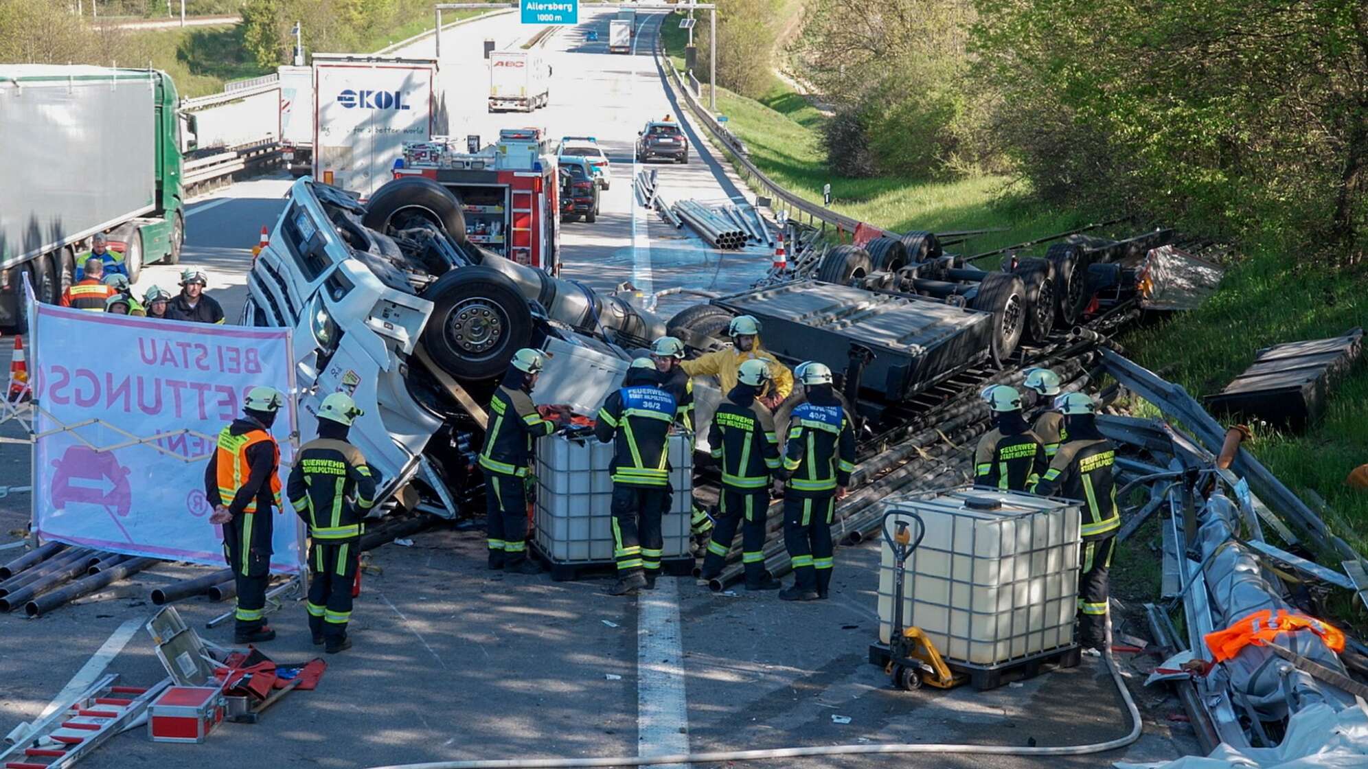 Lastwagen überschlägt sich