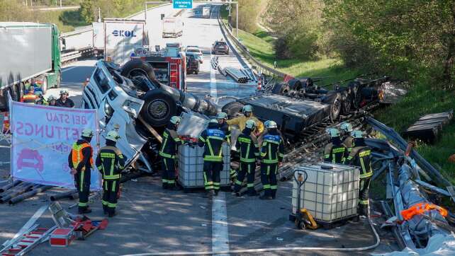 Lastwagen überschlägt sich - Fahrer stirbt