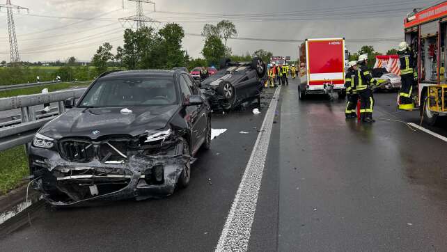 Frau stirbt bei Unfall auf A61 - Kind schwer verletzt
