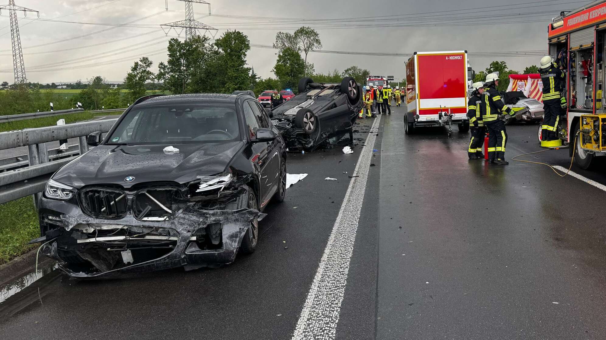 Frau stirbt bei Unfall auf A61 - Kind schwer verletzt