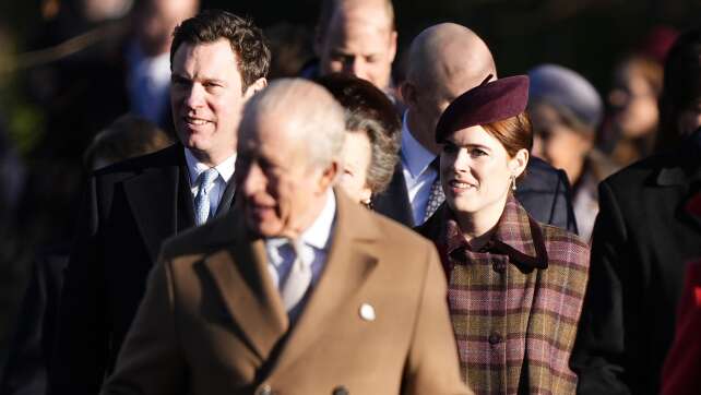 Royaler Nachwuchs unterwegs: König Charles freut sich