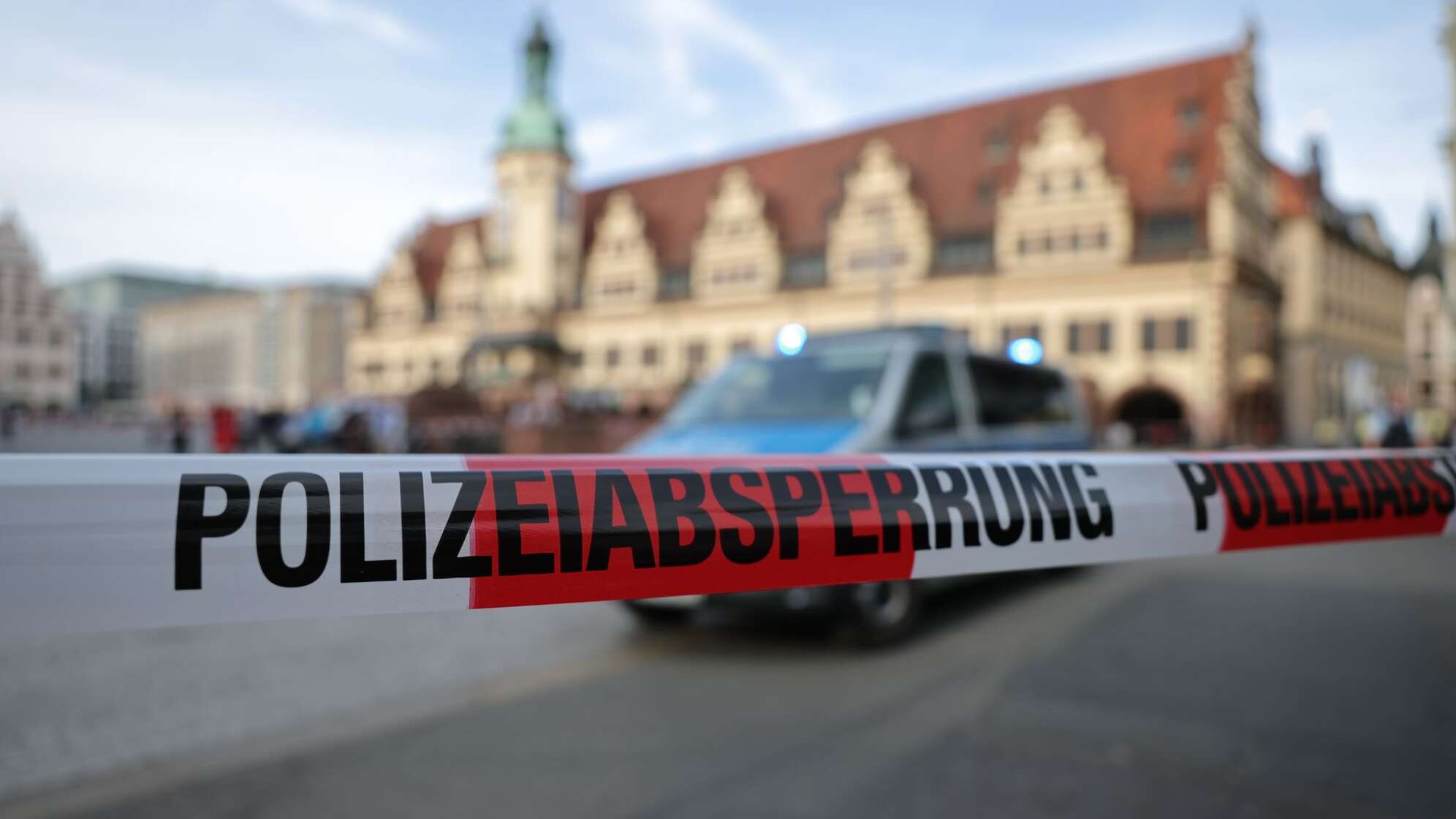 Auto in Leipzig in Menschengruppe gefahren