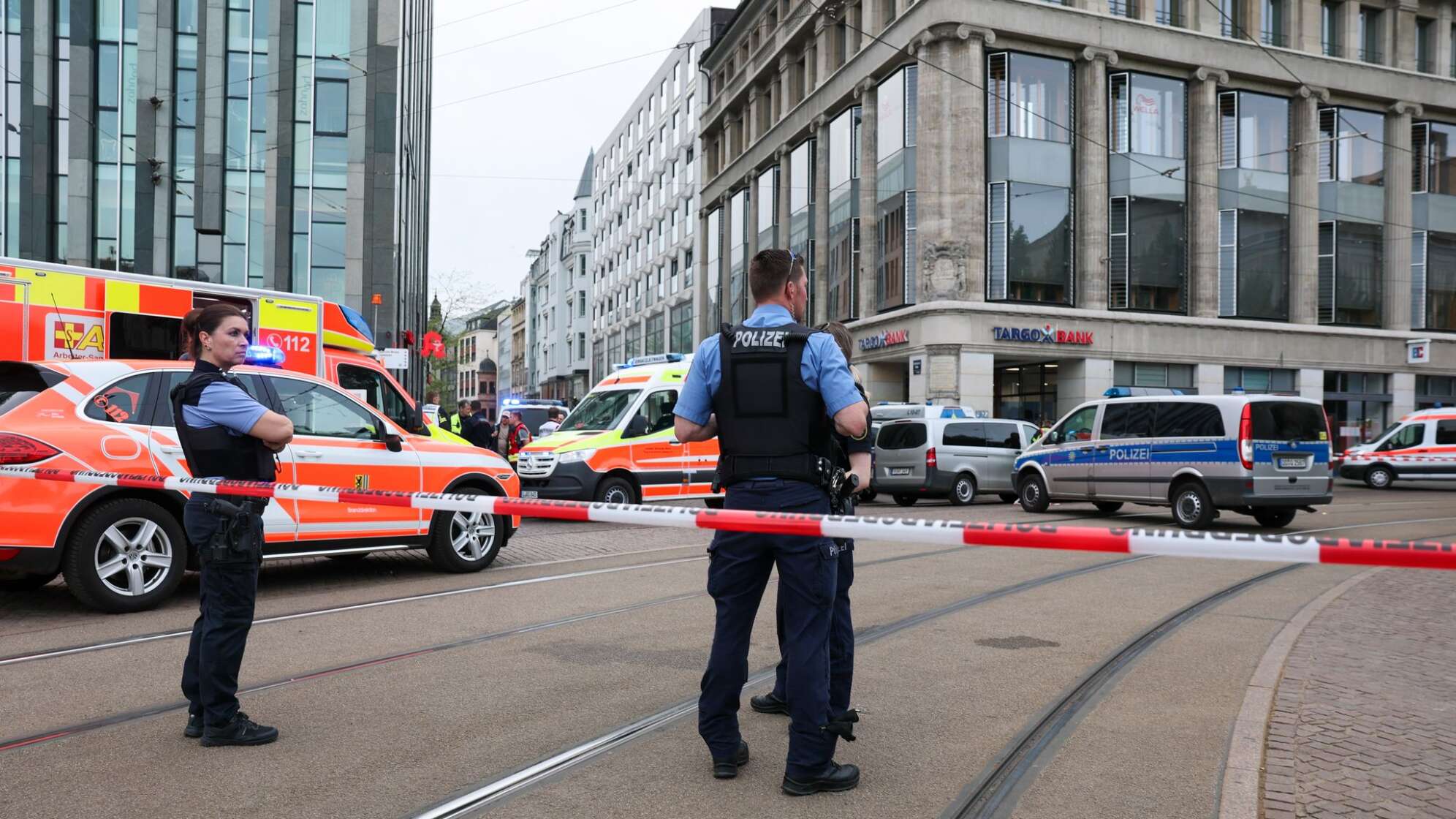Auto in Leipzig in Menschengruppe gefahren