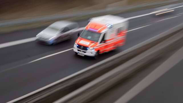 Reifen platzt auf der Autobahn - 45-Jähriger kommt ums Leben