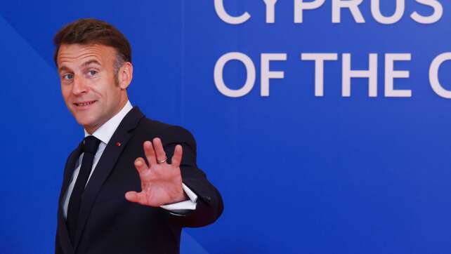 Macron singt in Armenien Aznavour-Chanson