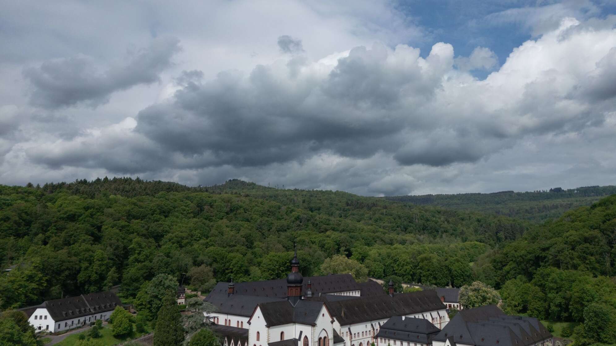 Dunkle Wolken über Kloster Eberbach
