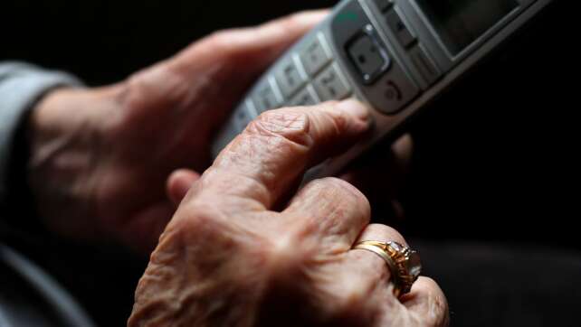 70-Jährige übergibt Hunderttausende Euro an Betrüger