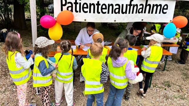 Regensburger Teddyklinik: Kinder helfen ihren Kuscheltieren und verlieren die Angst vor Ärzten