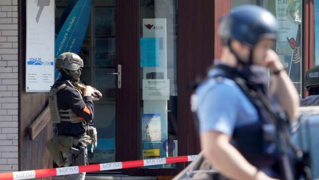 Geiselnahme in Bank beendet - Fahndung nach Tätern läuft