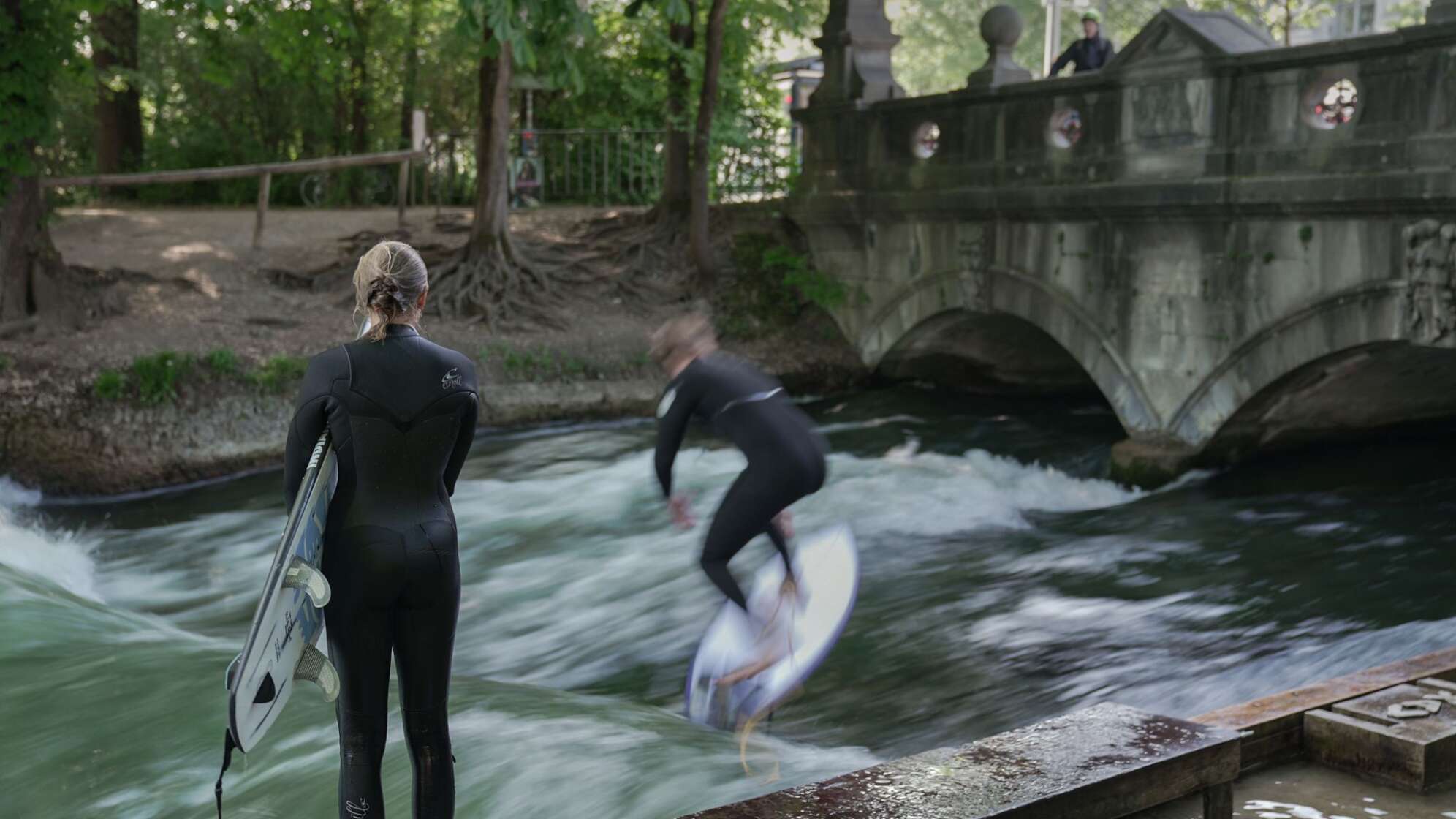 Surfer an der Eisbachwelle in München