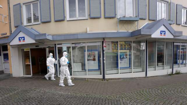 Polizeieinsatz in Bank beendet - Fahndung nach Tätern läuft