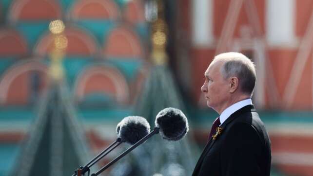 Putin feiert Militärparade im Schutz von Trumps Waffenruhe