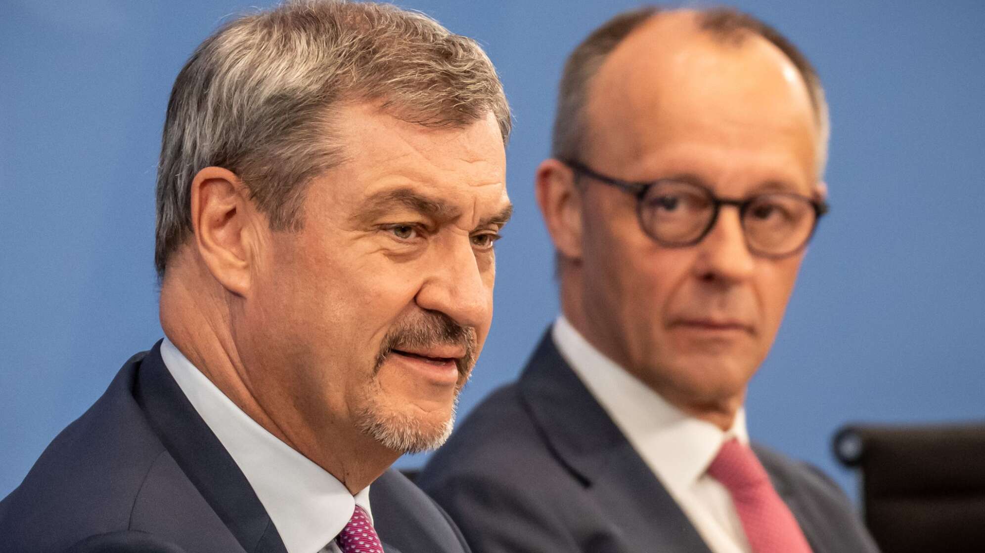 Markus Söder (CSU) und Kanzler Friedrich Merz (CDU) (Archivbild)