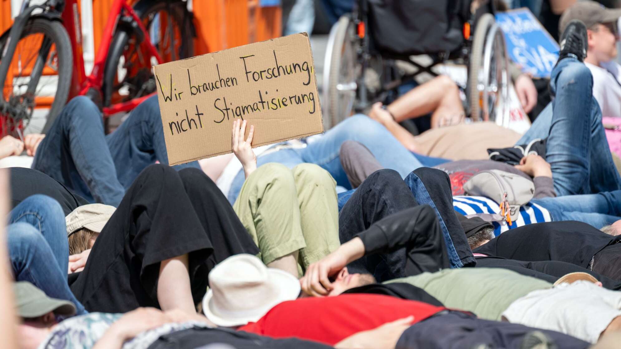 «Liegend-Demos» zum «International ME/CFS Awareness Day»