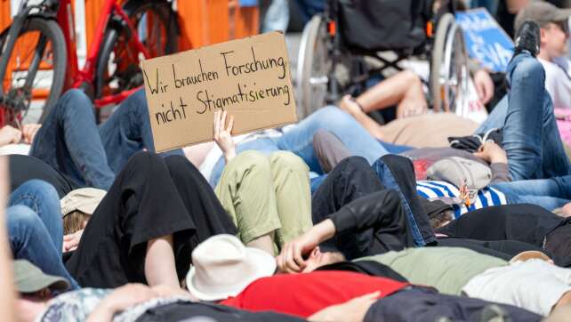 Liegend-Demos in Bayern – Mehr Hilfe bei Krankheit gefordert