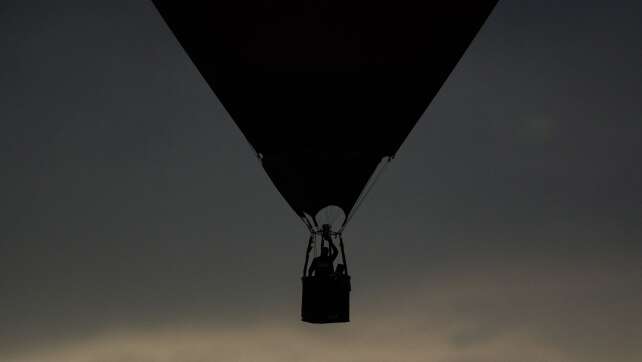 Heißluftballon bleibt in Stromleitung hängen