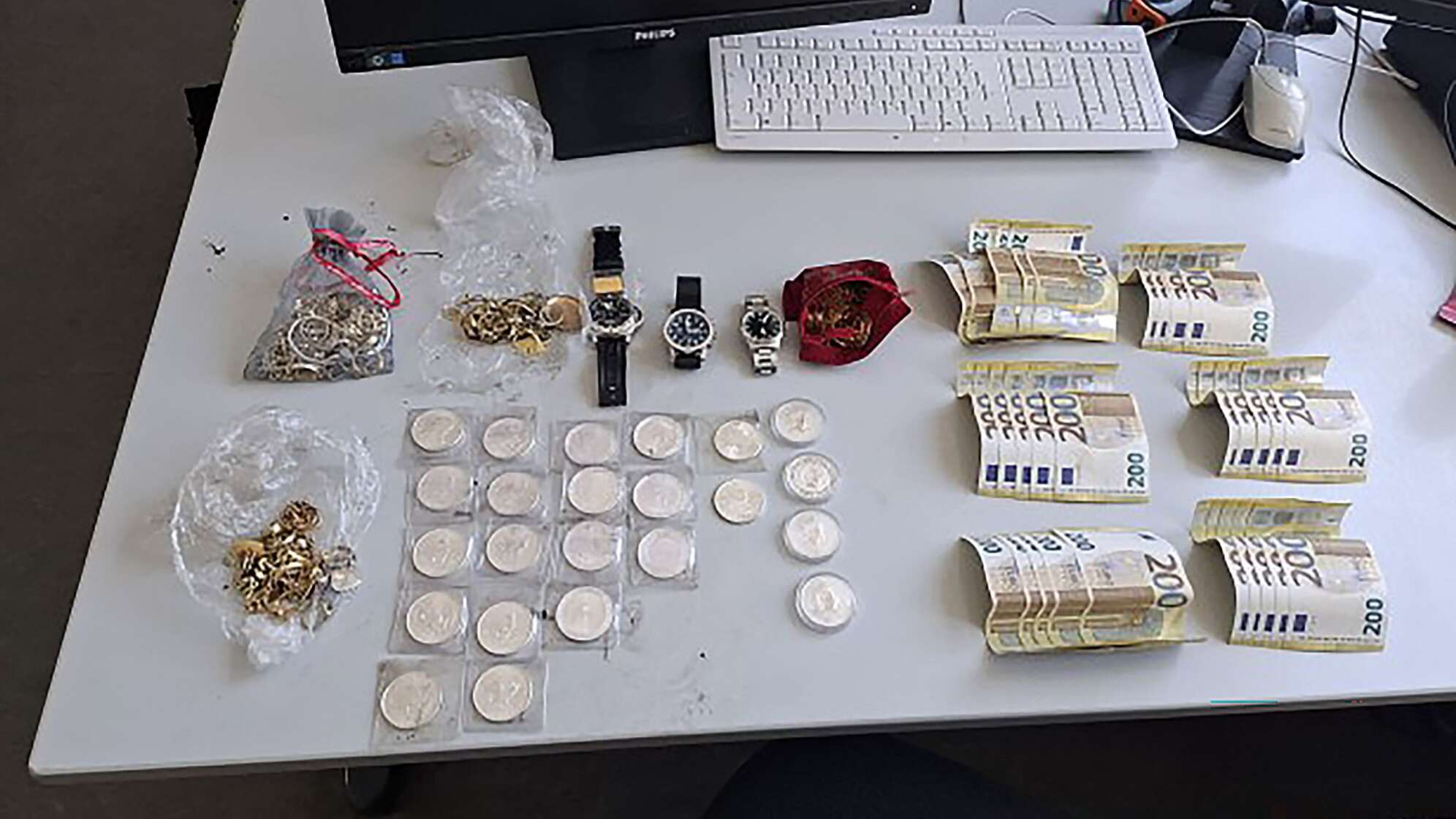 Silbermünzen, Bargeld und Goldschmuck auf Spielplatz entdeckt
