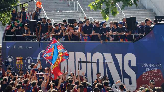 Party mit Pizza: Barça feiert 29. Liga-Titel mit Parade