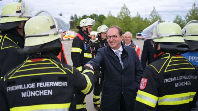 Frei fürs Ehrenamt? Dobrindt bei Rotkreuz-Übung