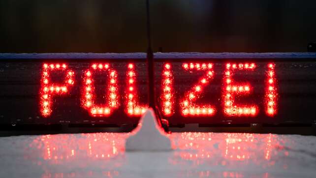 Auto kracht gegen Bäume und brennt aus – Fahrer stirbt