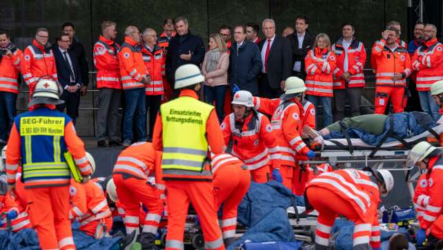 Frei fürs Ehrenamt? Dobrindt bei Rotkreuz-Übung